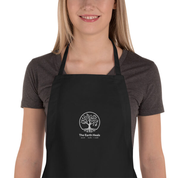 embroidered apron black zoomed in 65621cbadad4d